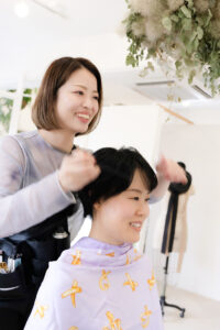 撮影用のヘアをスタイリング